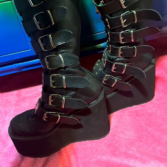size 10 demonias platform boots - Picture 3 of 5